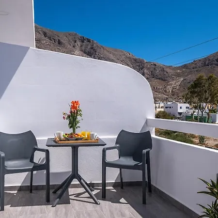 Bellagio * Perissa (Santorini)