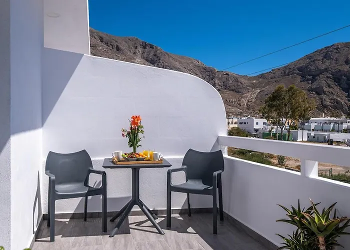 Bellagio * Perissa (Santorini)